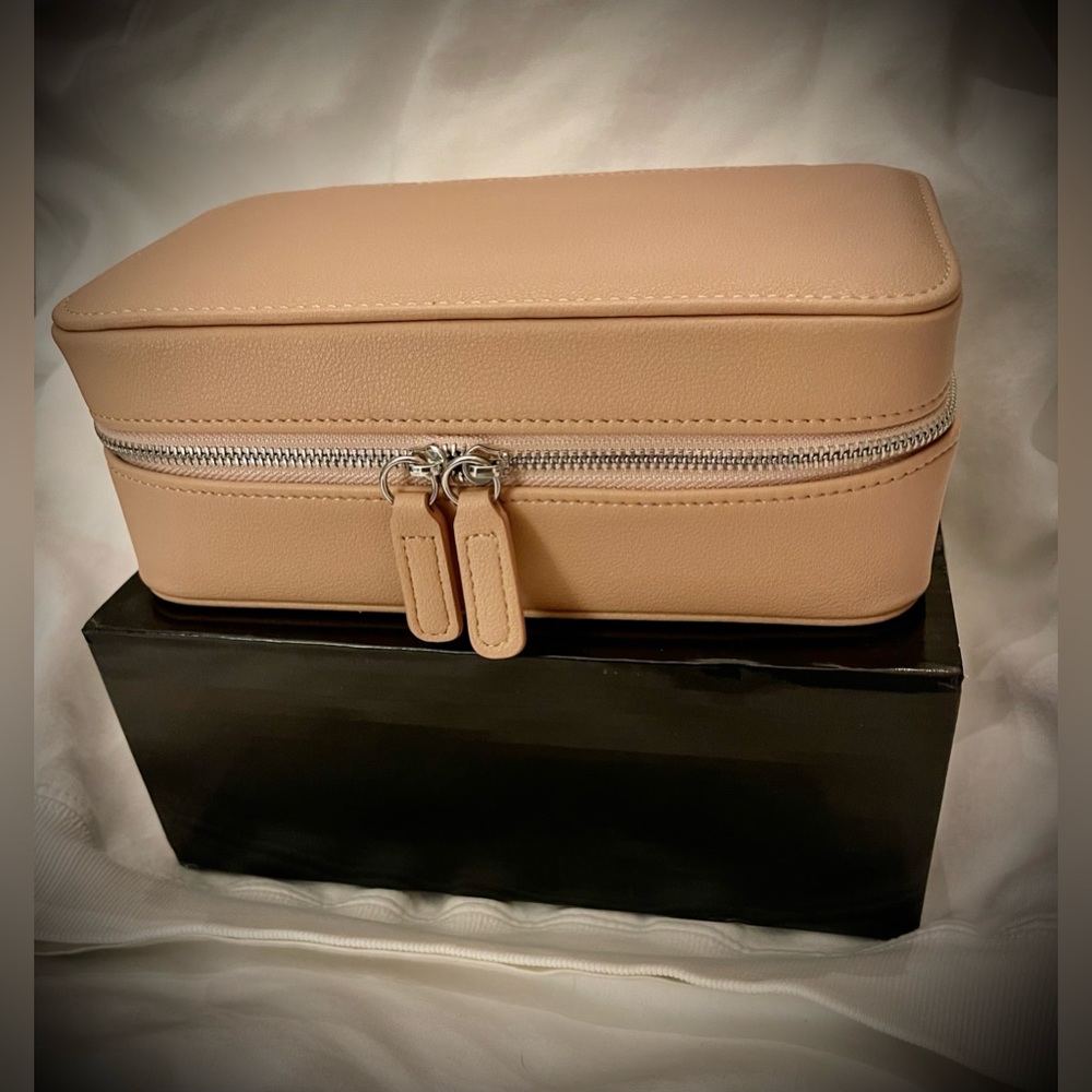 Travel jewelry case
